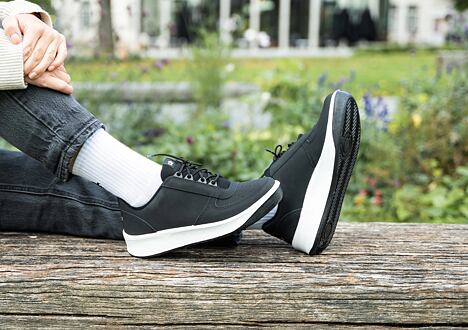 Die Herbstneuheit: Ledersneakers Prestige in Schwarz