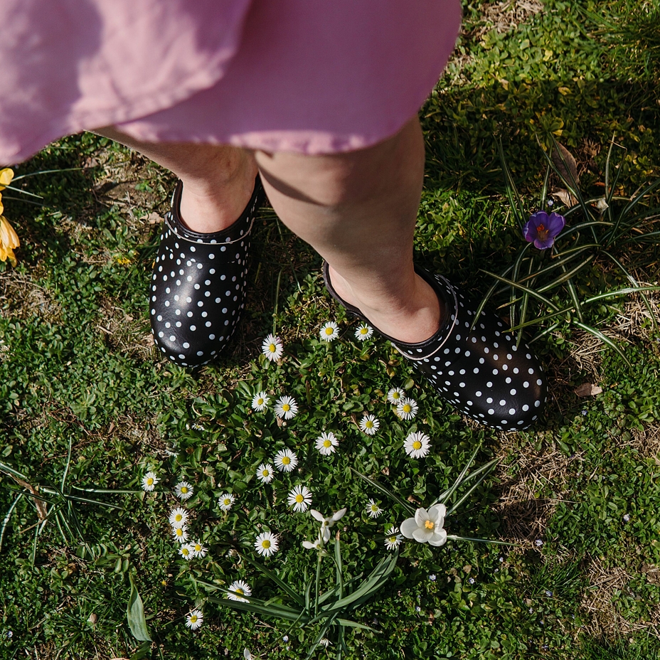 Anatomische Clogs für Damen Pünktchen schwarz